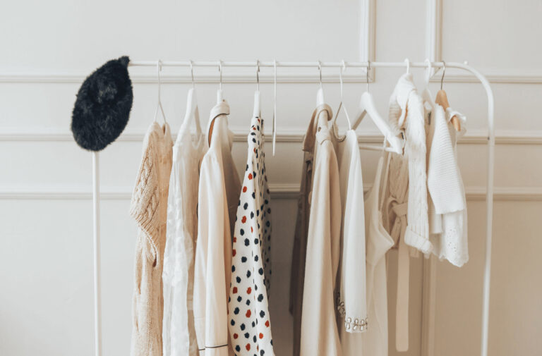 Les Vêtements : Entre Expression Personnelle et Phénomène Social